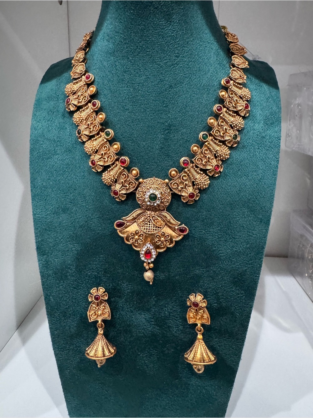Fashion Jewelry Gold Tone Necklace Set with Red and Green Stones